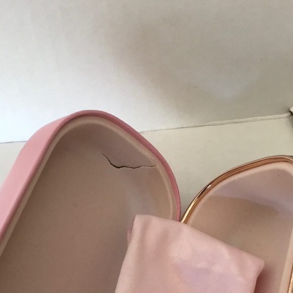 Kate Spade hard glass case with cleaning cloth - Picture 7 of 7